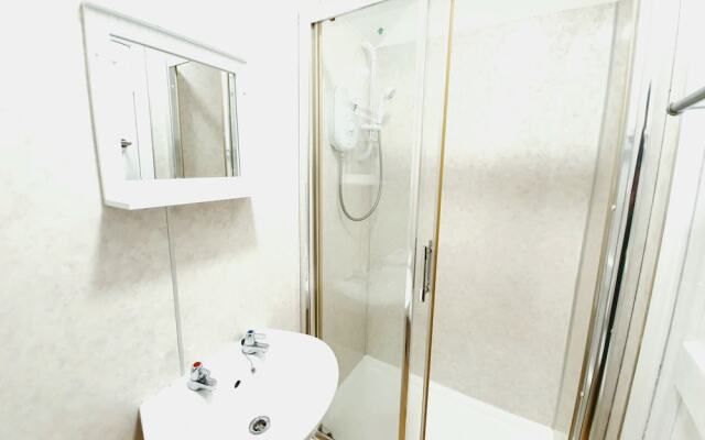 Bright Airy Home With Free Parking