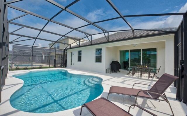 4-bedroom House w/ Private Pool - Great Location Home