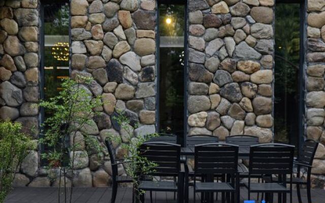 Anji Double Fish Hall Hot Spring Resort B&B (Longwangshan Canyon Drift Shop)