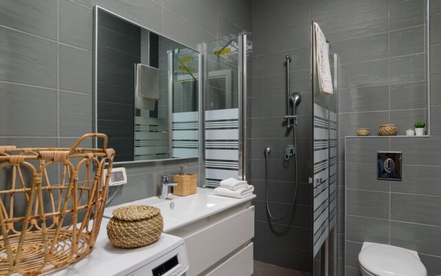 New & Bright 2BR with Balcony near Beach