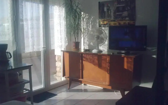 STUDIO CLIMATISE. Proche parking, commerces et mer