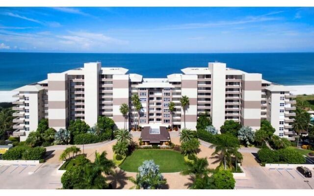 Beachfront Condo With 180-degree Views and Pool