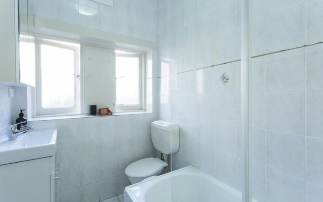 Bright Beachside Curlewis Apartment