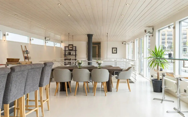 JOIVY Stunning 5-Bed Boathouse On The River Thames