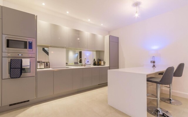 NEW 3 Double Bed House Ravenscourt Park Zone 2
