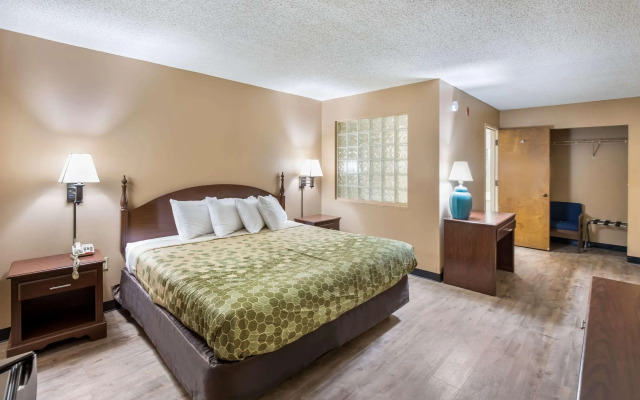Econo Lodge Inn & Suites East