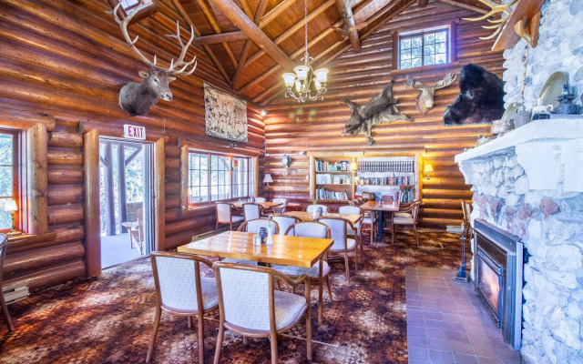 Kootenay Park Lodge