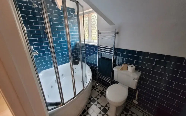 Remarkable 8 Bed Family House Sleeping 16 w/ Pool