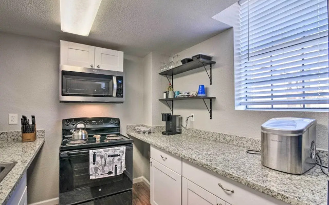 Romantic Apt: Private Patio & Shared Hot Tub!