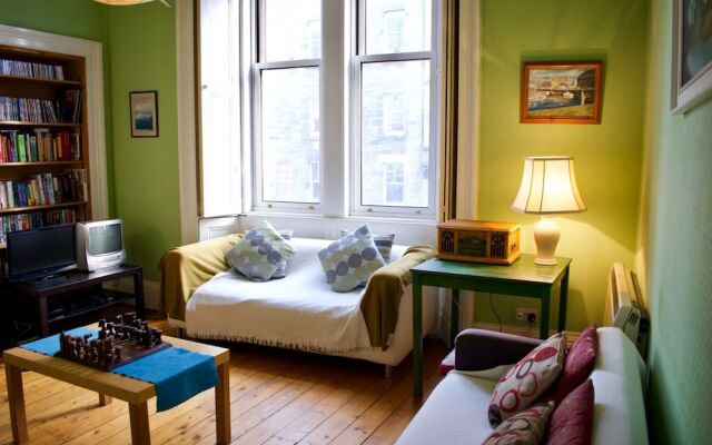 Traditional 3 Bedroom Apartment in Bruntsfield