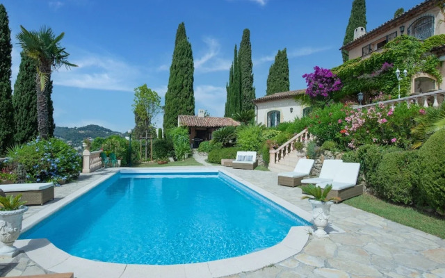 Villa Near Cannes With Pool and Views