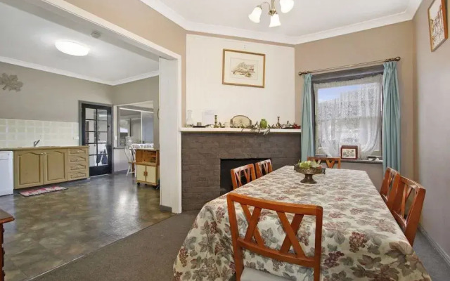 Le Chateau - Centrally located