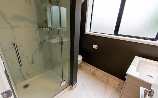 Art Deco 2 bed by Latimer Square