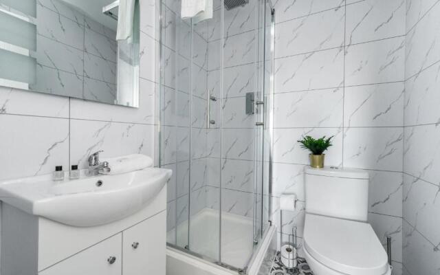 Liverpool Dockfront Apt With Parking - Sleeps 6