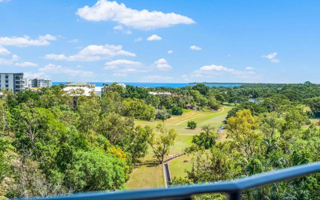 Huge CBD Top Floor Apartment with Breath Taking Views!