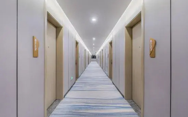 Kyriad Hotel (Yangzhou Slender West Lake Wugang Wanda Plaza)