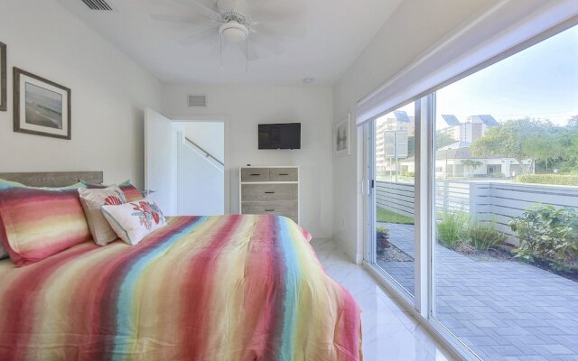 Tri-level Pompano Beach Townhouse by RedAwning