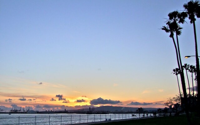 Immaculate 3bdr Private Bungalow, Walk to Beach!