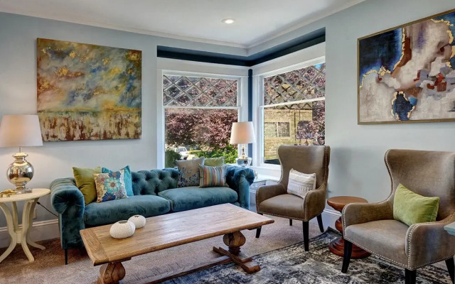 Queen Anne Bungalow - Two Bedroom Home