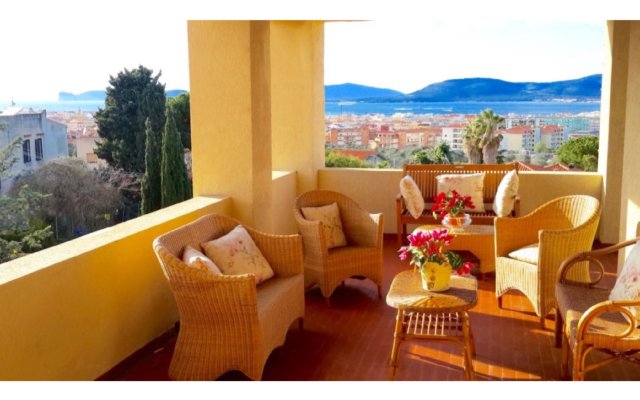 Alghero, Villa Duchessa with sea view surrounded by greenery for 8 people