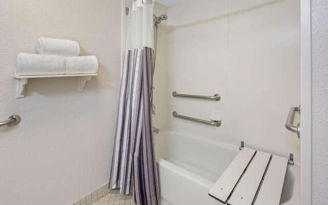 La Quinta Inn & Suites by Wyndham Miami Airport West