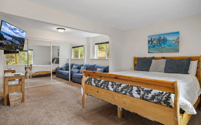 Hall Court Manor - Hot Tub, Pet Friendly, Pool Table!