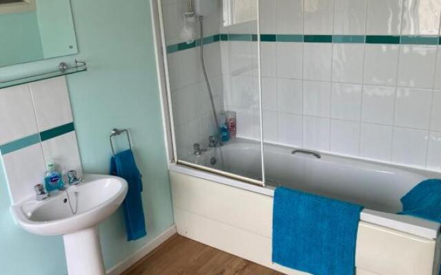 Cosy 3-Bedroom House, Stones Throw To Beach