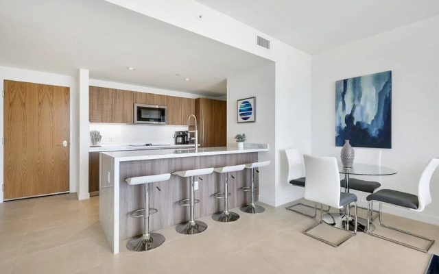 Top Fort Lauderdale Condo 9th Floor - Private and Sanitized, Hotel Amenities, Free Parking for Stays Over 27 Days, 400 ft From the Beach. Hosted by Super Host!