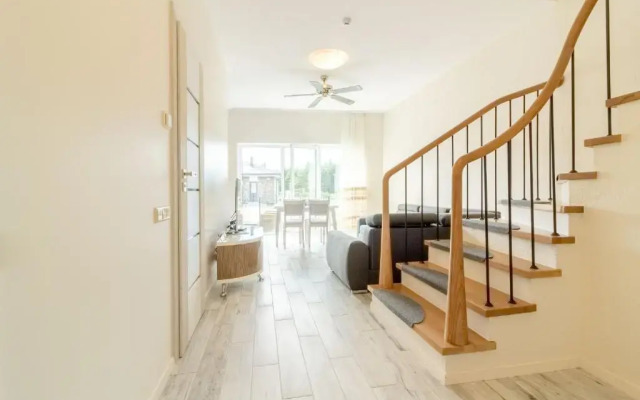 Green Acres Apartment, By cohost