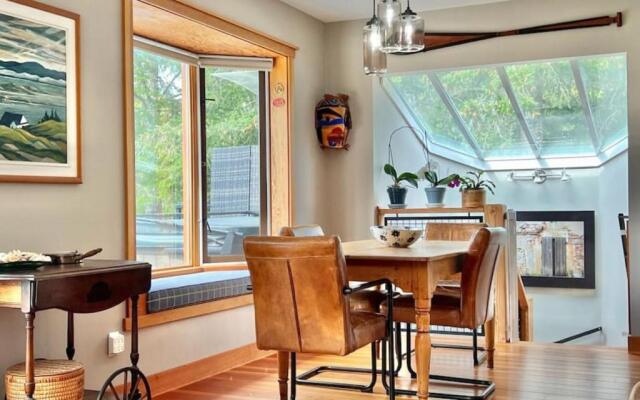 Beautiful 2 bedroom home with ocean and sunset views