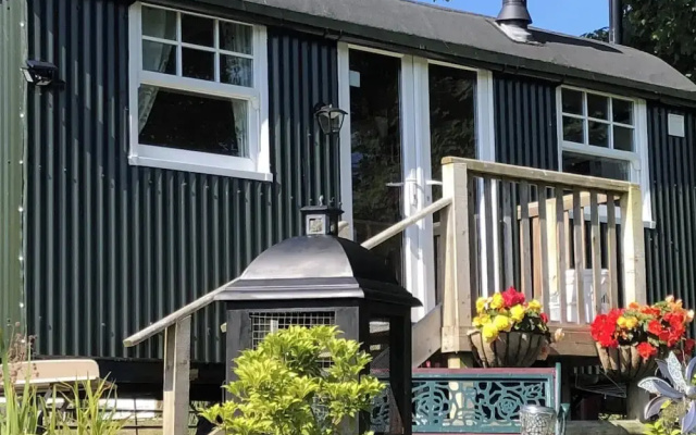 1 Bedroom Cabin Sleeps 2, Private Garden, Wifi