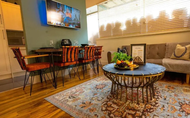 Luxury City Centre Getaway - Prime Location Sleeps 7!