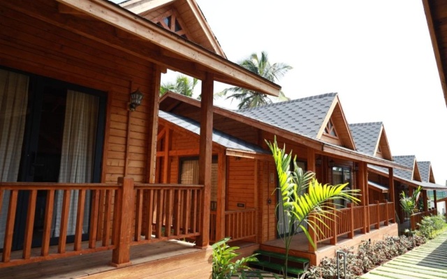 Foxoso Aaristo Baga Beach Resort