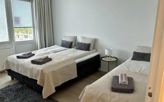 Central 1BR Apartment with Free Parking