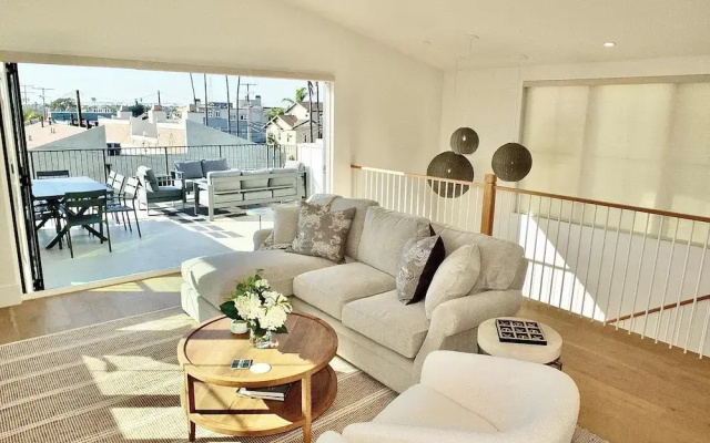 Beach Paradise Stunning 3-story in Long Beach!