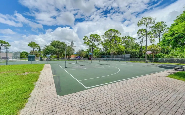 Cozy & Bright Naples Abode w/ Community Amenities!