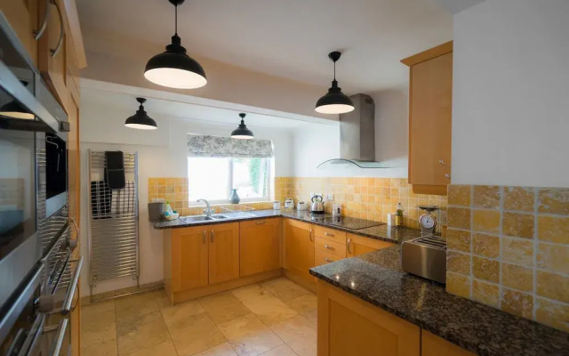 Peveril House, Spacious Eco-friendly Holiday Home