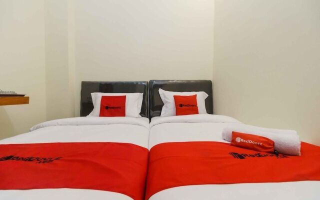 RedDoorz Syariah near Lubang Jepang Bukittinggi
