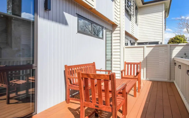 Central Oasis Townhouse with Parking