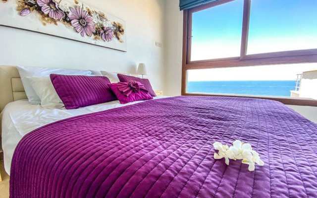 Sea Cliff Villa, 4 Beds, Sleeps 2- 8, Free Wifi,