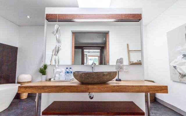 Colorful Private Villa 3 BR, Seminyak With Staff