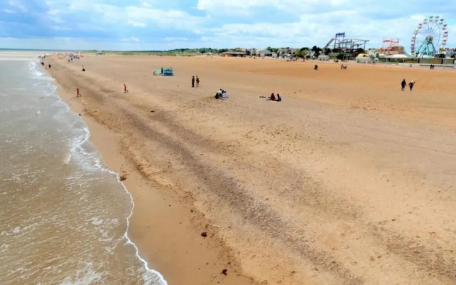 4-bed Seaside Caravan Free Wifi Pet Frie