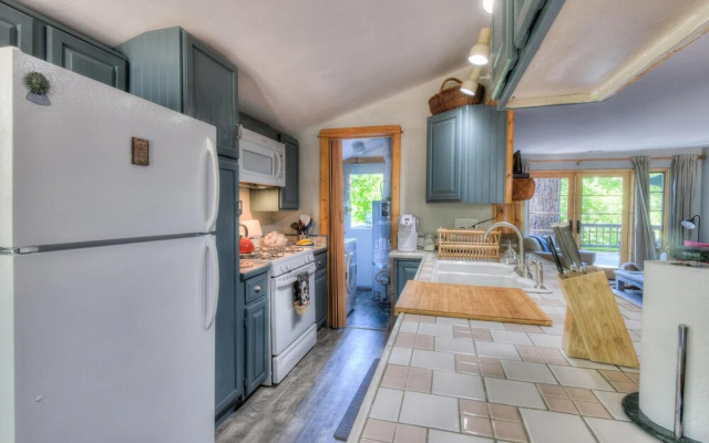 Foursome  2 Bedroom Cabin by RedAwning