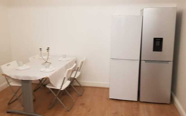 Immaculate 6-bed House in Luton Near Town Center