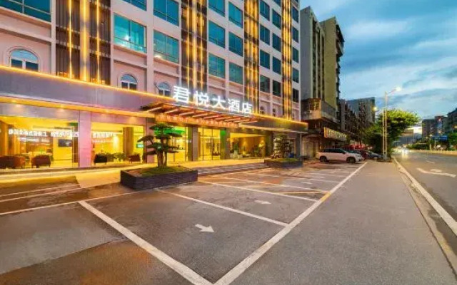 Monarch Hotel