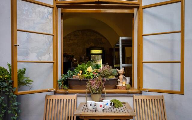 3 Epoques Apartments by Adrez Living