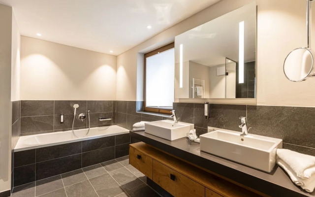 Spacious Apartment With Swimming Pool