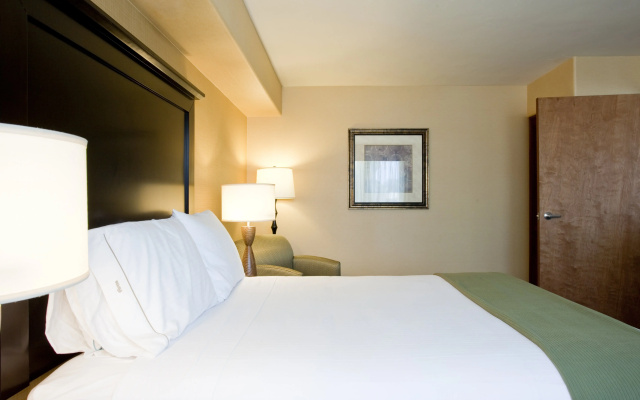 Holiday Inn Express & Suites Woodland Hills by IHG