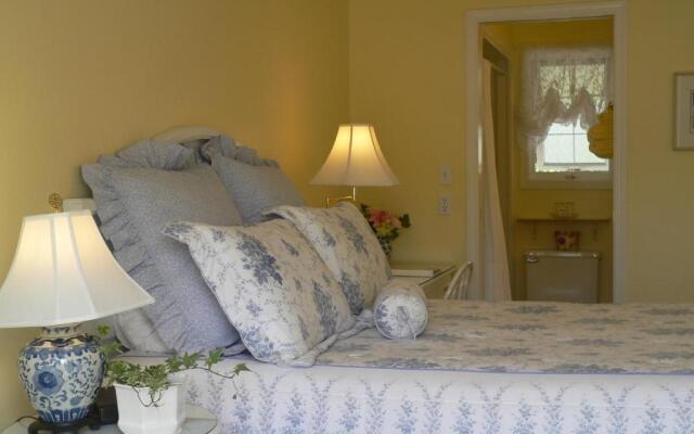 Lakeside Country Inn
