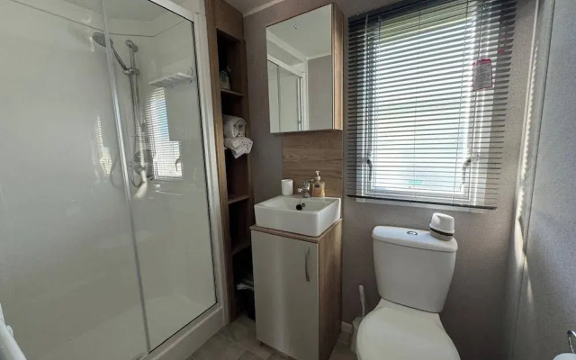 Gorgeous 2 Bed Caravan in South Cerney